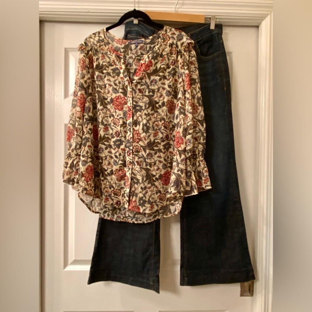 Long sleeved floral print peasant blouse. Size L from Democracy, button down